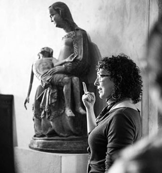 Professor Lauren Mancia giving a tour at the Cloisters