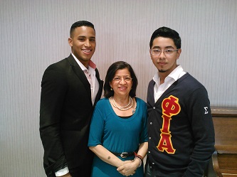 Anselma Rodriguez '73, '85 M.A. (center) meets with the most recent winners of the JBR Scholarship, Reubén
Pérez (left) and César Ventura.