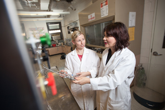 <strong></strong>Malgorzata Frik ’09, ’10 M.A. (left) works with Brooklyn College chemistry professor Maria Contel. After graduating from Brooklyn College, Frik earned a Ph.D. in chemistry from the Graduate Center CUNY under the supervision of Contel.
