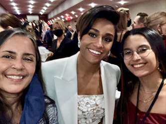 Pérez y González (left) and her daughter Daniela (right) with Oscar winning WSS star, Ariana DeBose (center)