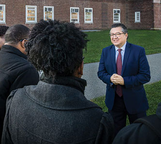 Jesús Pérez ’95 speaking to students on the Brooklyn College campus